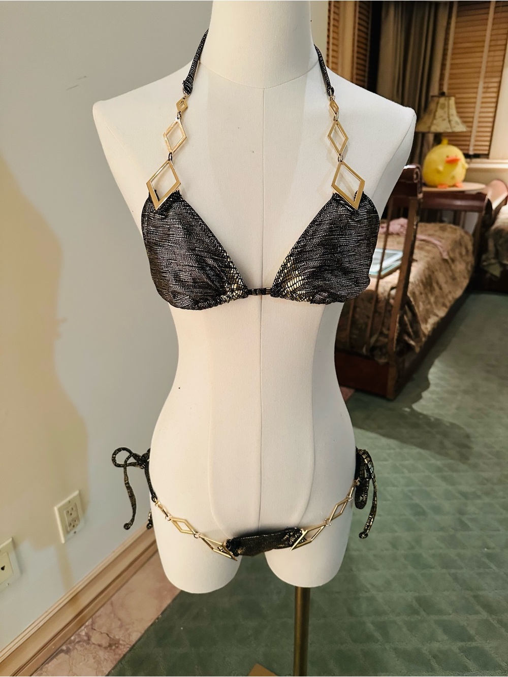 Elegant Beach Bunny Black gold
Bikini Set